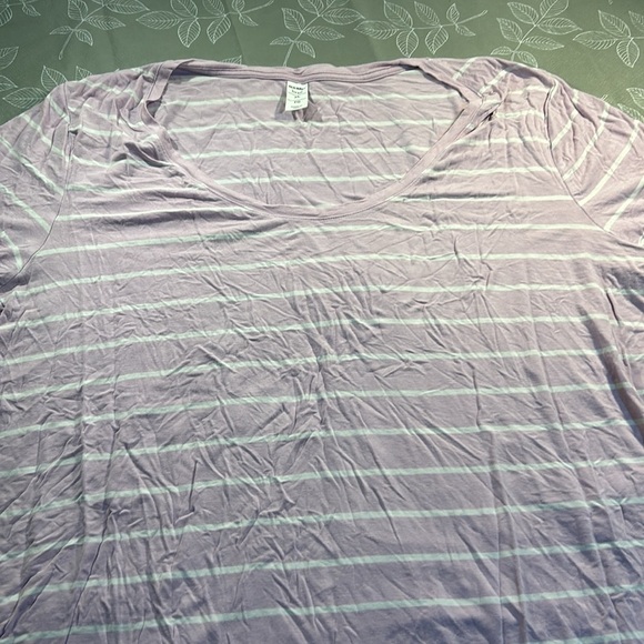Ladies Old Navy Luxe T-Shirt. - Picture 2 of 6